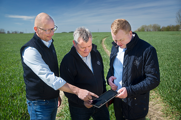 Jens Richardt, Klaus og Christian kigger på en iPad